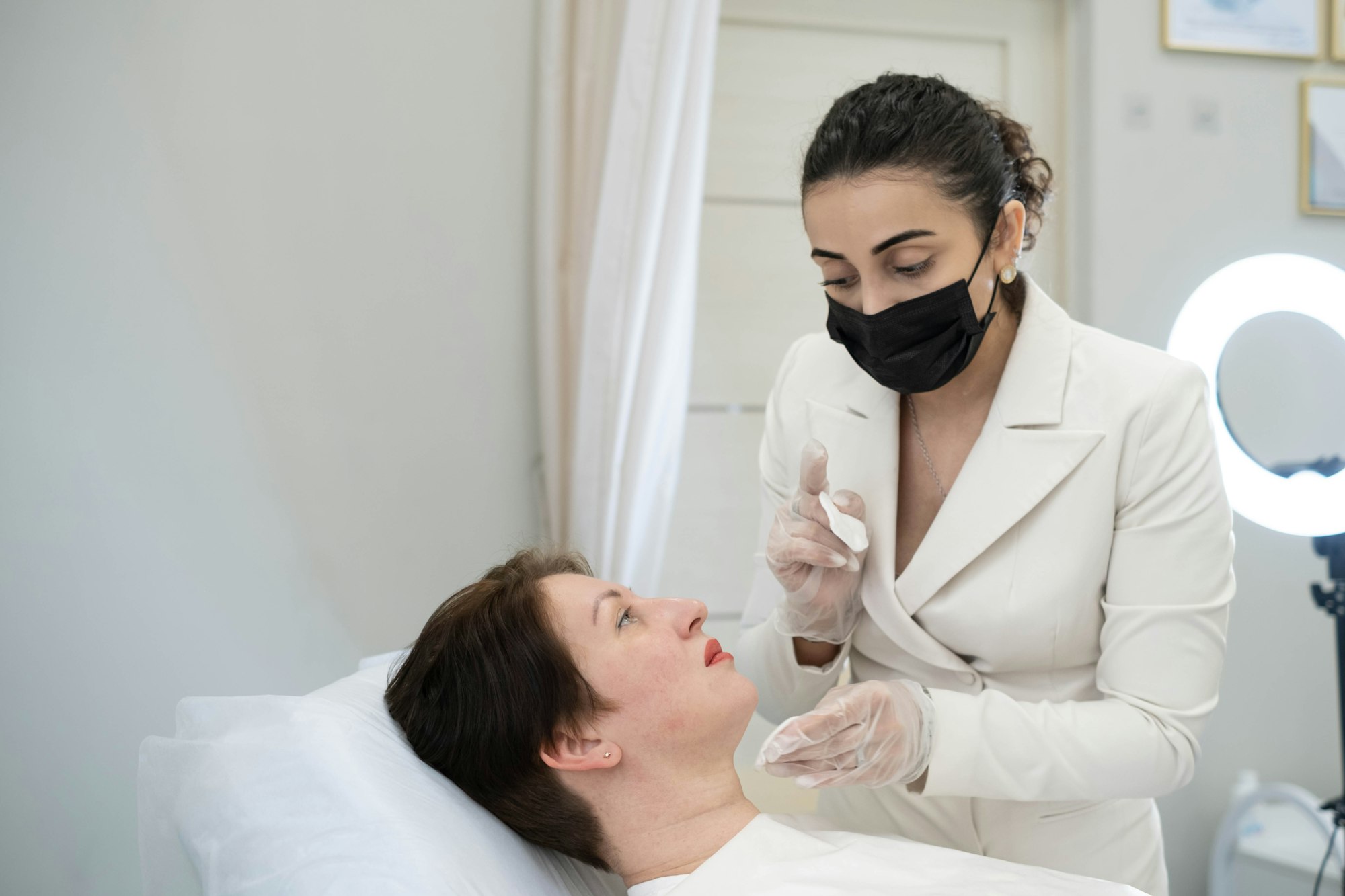 Patient and cosmetologist engage in a pre-treatment discussion, emphasizing the collaborative